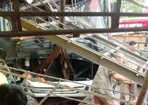 Pessoa morre e outras 3 ficam feridas após ônibus desgovernado atingir parada em Manaus