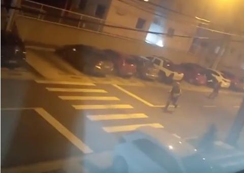 Em Manaus, assaltantes invadem condomínio na Ponta Negra e trocam tiros com PM's; veja vídeo