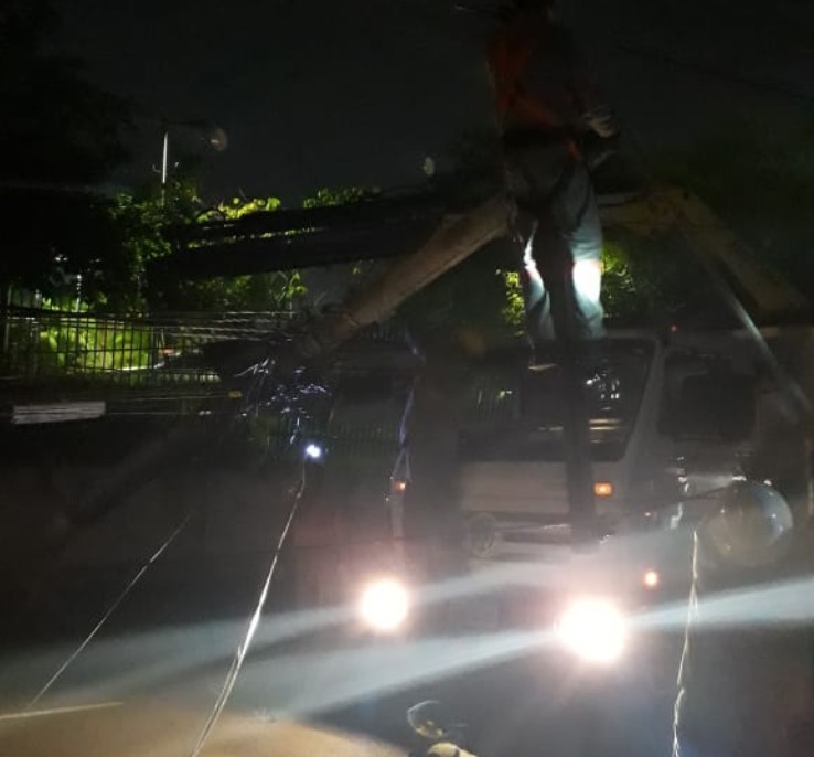 Caminhão desgovernado derruba quatro postes e causa caos na av. Constatino Nery