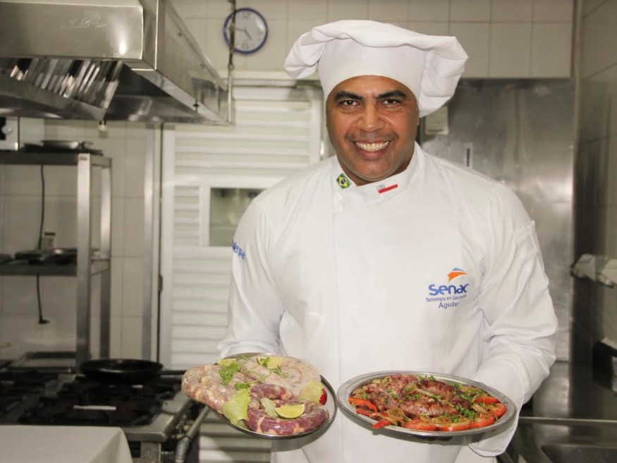 Acadêmico une culinária mineira e amazônica na criação de linguiças