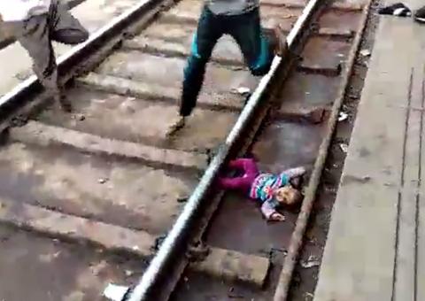 Bebê cai em trilhos na Índia e escapa ilesa após passagem de trem