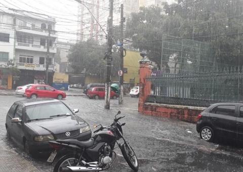 Chuva causa alagamentos e transtornos em Manaus, veja vídeos