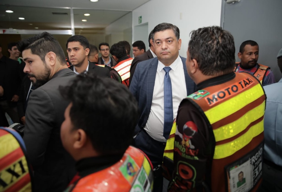 Mototaxistas ameaçam deputados que esvaziaram sessão na Aleam