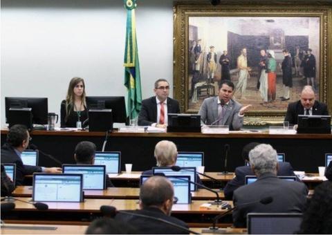 Em clima acalorado, votação do projeto Escola Sem Partido é mais uma vez adiada    