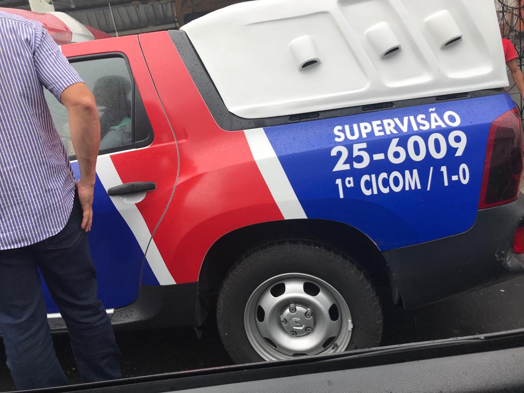 Mulher é levada como refém durante assalto a vidraçaria em Manaus 