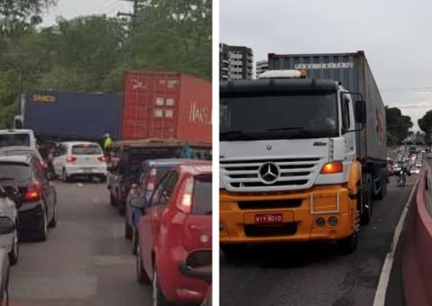 Carretas em pane mecânica deixam trânsito congestionado em Manaus
