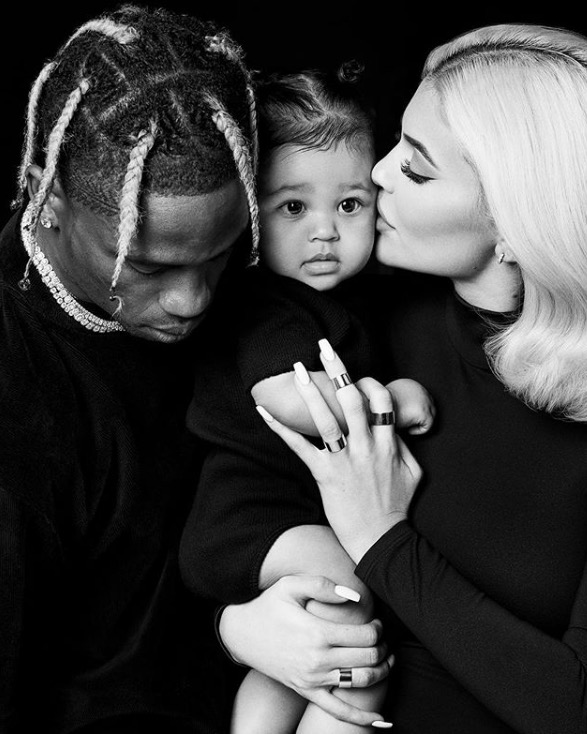 Kylie Jenner compartilha foto fofa ao lado do namorado e da filha, Stormi