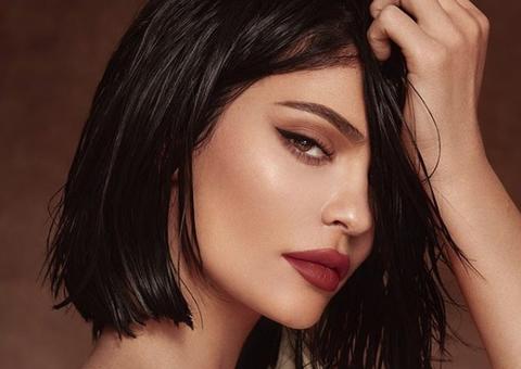 Kylie Jenner compartilha foto fofa ao lado do namorado e da filha, Stormi