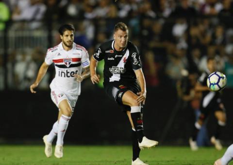 Com defesa de Fernando, Vasco vence o São Paulo e segue na luta contra o rebaixamento