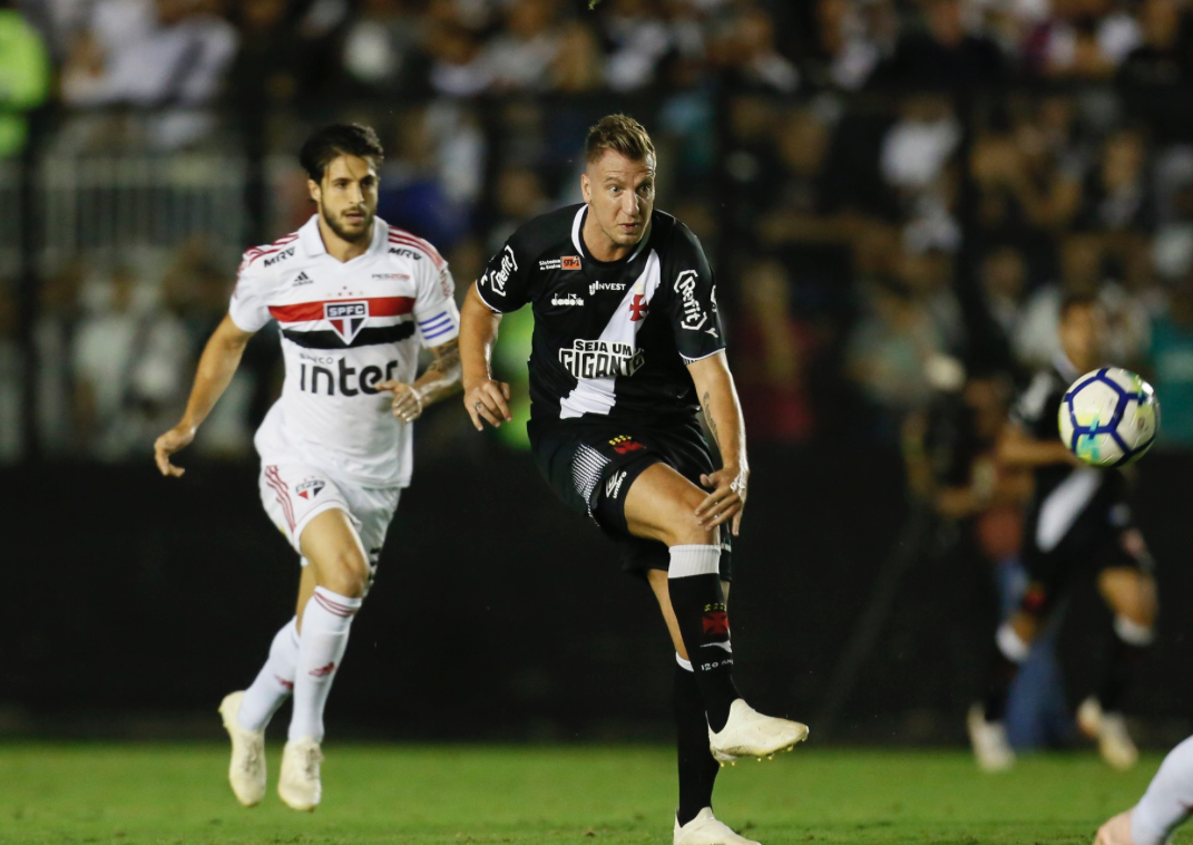 Com defesa de Fernando, Vasco vence o São Paulo e segue na luta contra o rebaixamento