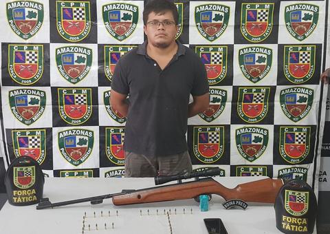 Homem que oferecia espingarda em aplicativo de vendas é preso em Manaus