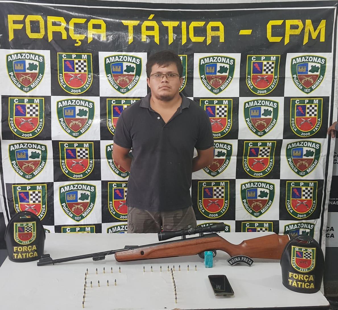 Homem que oferecia espingarda em aplicativo de vendas é preso em Manaus