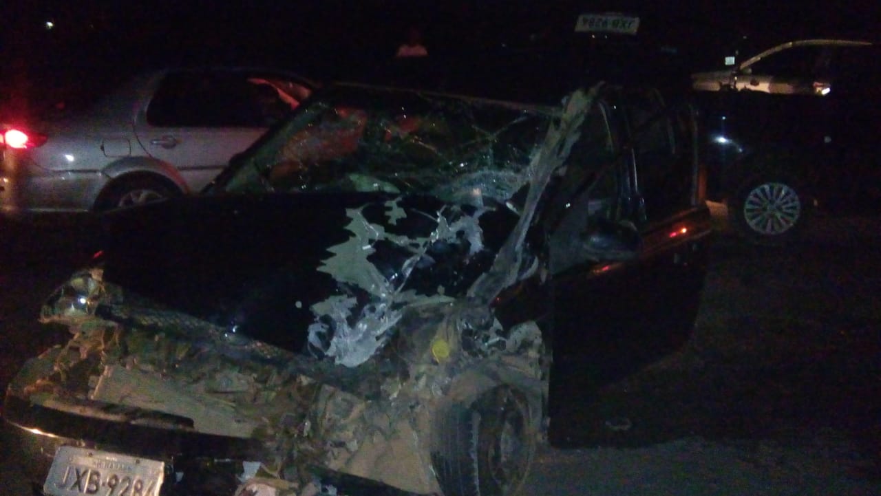 Cinco pessoas ficam feridas após carro e caminhão se chocarem violentamente na AM-070