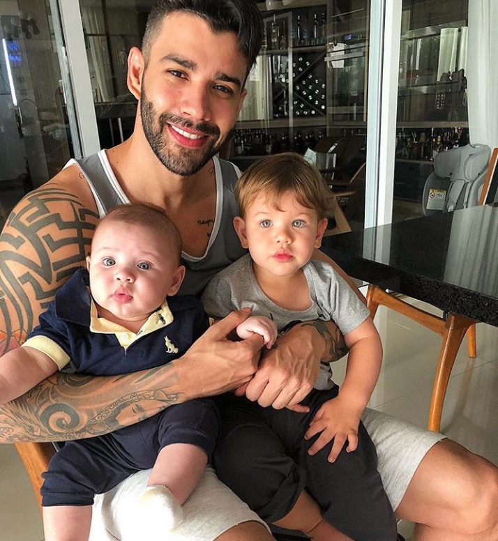 Gusttavo Lima posa com filhos e semelhança com Andressa Suita chama atenção