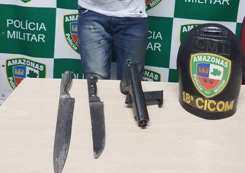 Com facas e pistola falsa, adolescente é detido ao tentar assaltar ônibus em Manaus