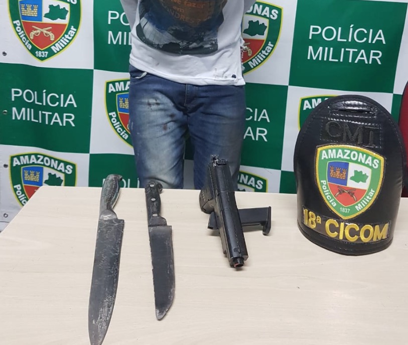Com facas e pistola falsa, adolescente é detido ao tentar assaltar ônibus em Manaus