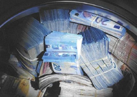 Polícia acha R$ 1,5 milhão dentro de lavadora de roupa