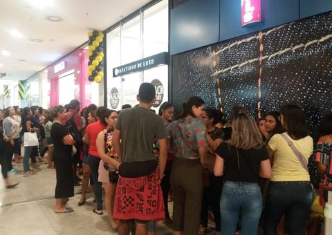 Manauaras 'acampam' na frente de lojas para garantir ofertas da Black Friday