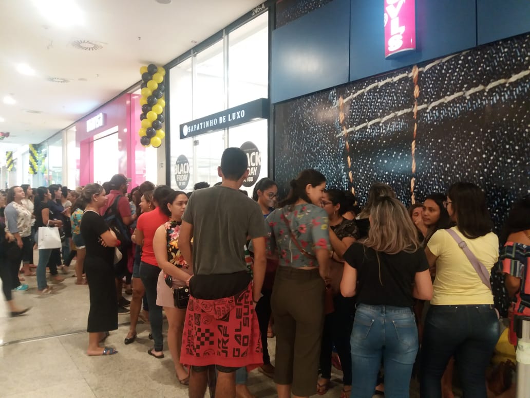 Manauaras 'acampam' na frente de lojas para garantir ofertas da Black Friday