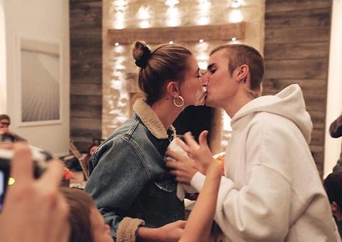 Recém-casados, Justin Bieber surpreende Hailey Baldwin com festa de aniversário