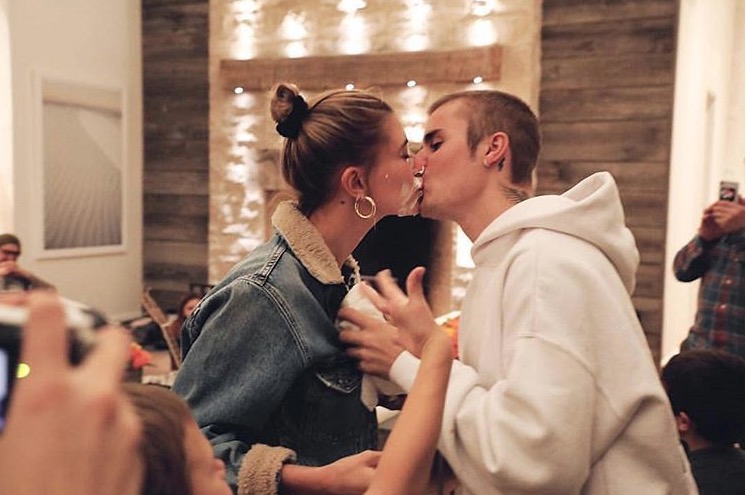 Recém-casados, Justin Bieber surpreende Hailey Baldwin com festa de aniversário
