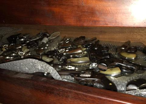 Polícia encontra mais de 260 armas na casa de professor aposentado