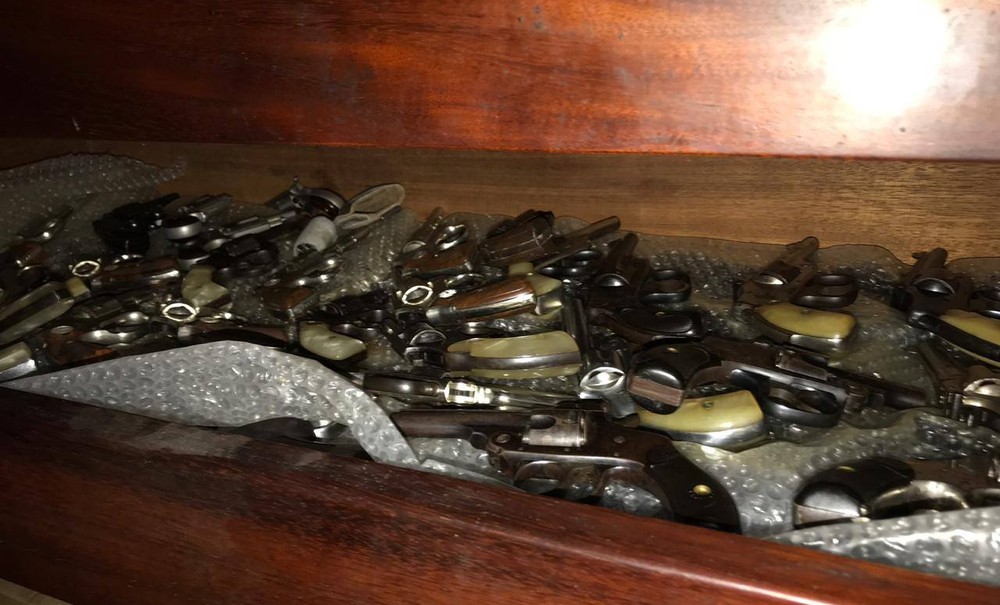 Polícia encontra mais de 260 armas na casa de professor aposentado