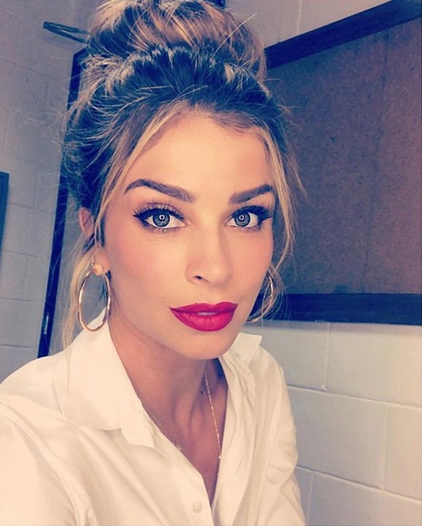 Grazi Massafera impressiona com equilíbrio e flexibilidade em foto 