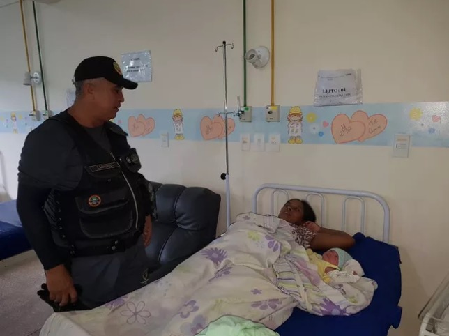 PMs realizam parto de emergência em canoa no Amazonas