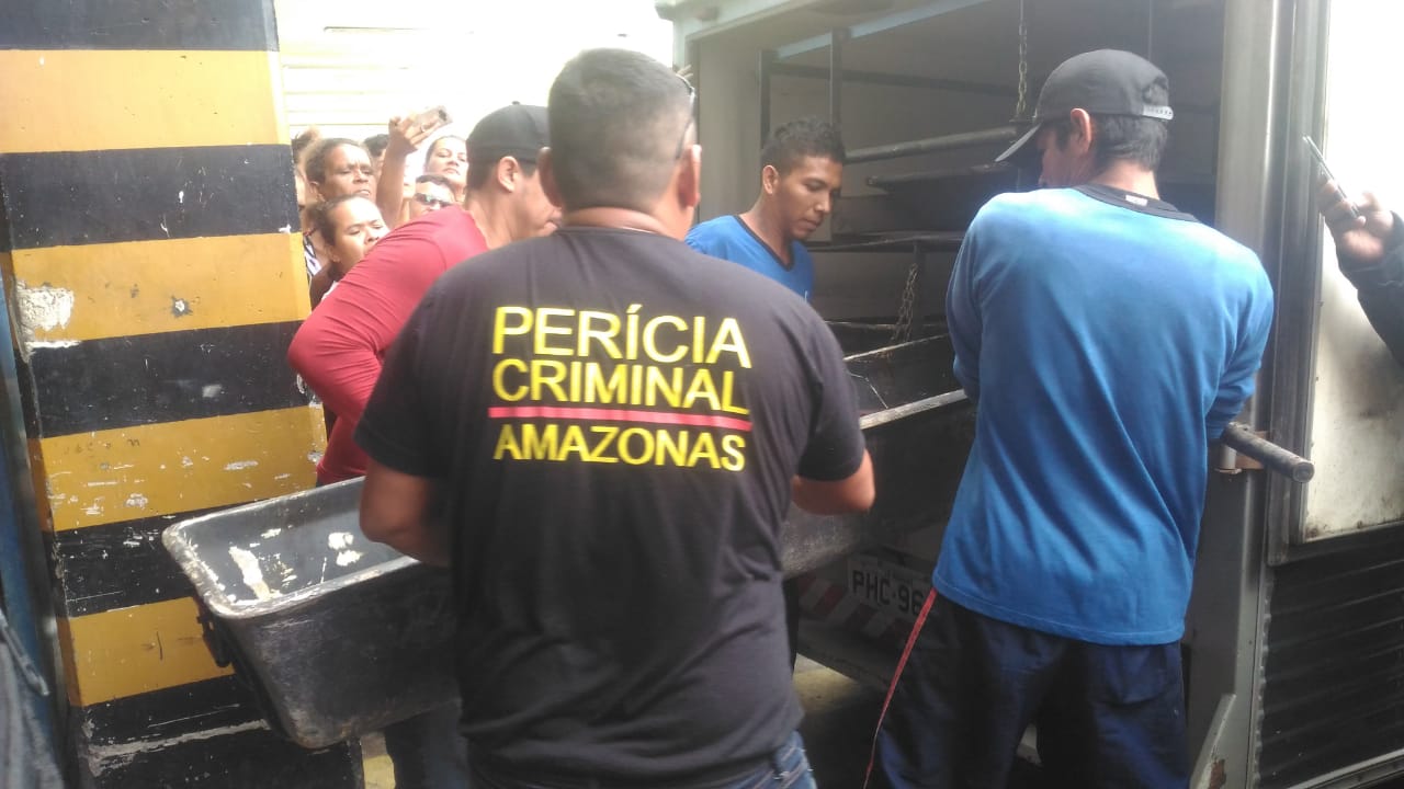 Homem é morto com uma facada no peito dentro de galpão em Manaus 
