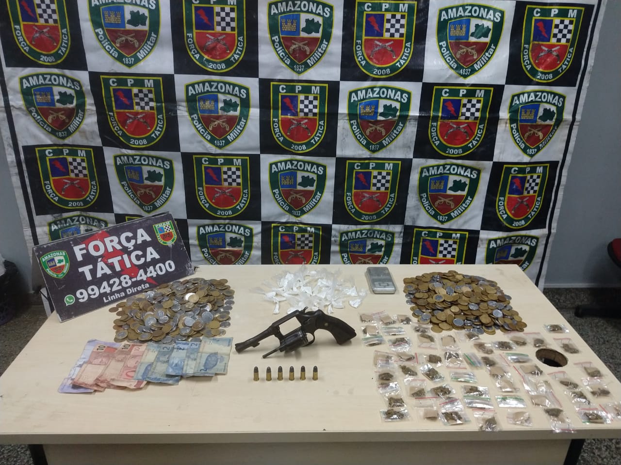 Polícia prende oito pessoas e apreende três adolescentes em Manaus