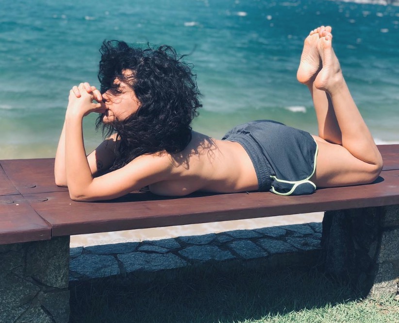 Kéfera tira o sutiã e posa só de short à beira da praia 