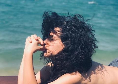 Kéfera tira o sutiã e posa só de short à beira da praia 