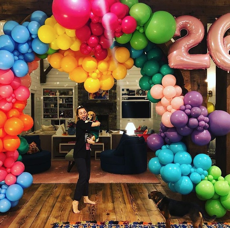 Miley Cyrus ganha festa de aniversário e declaração do noivo gato