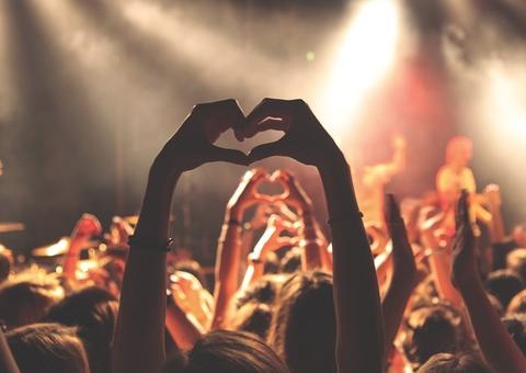 Timboca esquenta o domingo com muito samba de raiz