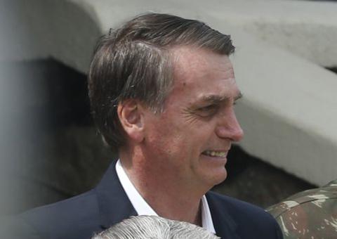 Bolsonaro diz que filho Carlos terá espaço no governo 'se assim desejar'