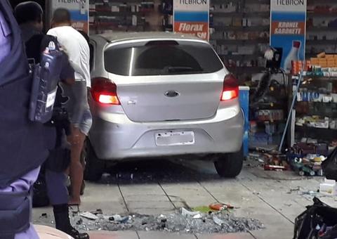 Motorista dorme ao volante e carro desgovernado invade drogaria em Manaus