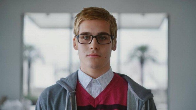 Sucesso na TV, Nicolas Prattes estreia no cinema como serial killer 