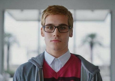 Sucesso na TV, Nicolas Prattes estreia no cinema como serial killer 