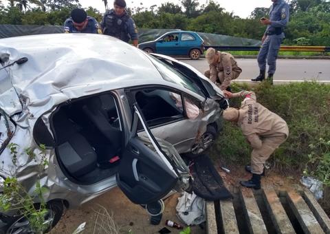 Carro capota em frente à pista de arrancada, no AM 