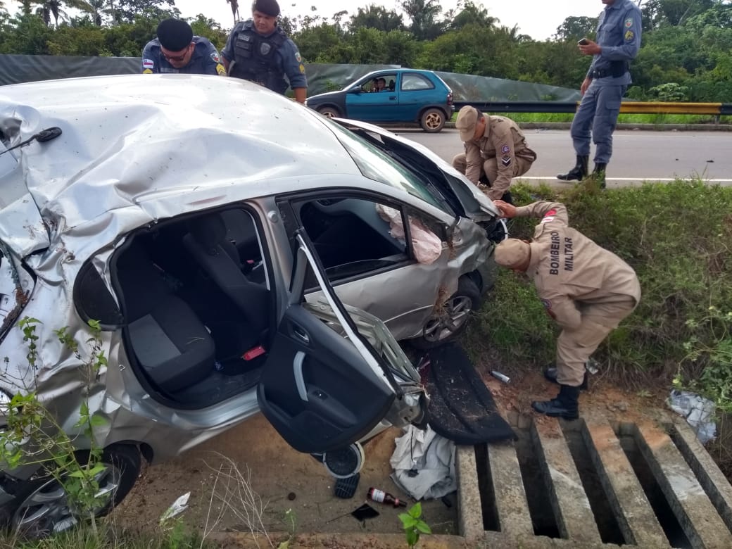 Carro capota em frente à pista de arrancada, no AM 