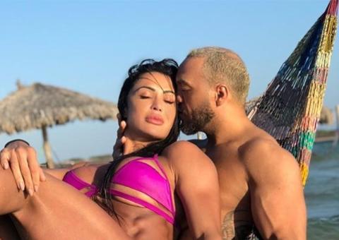 Com biquíni que não dá conta do recado, Gracyanne Barbosa sensualiza com Belo em praia