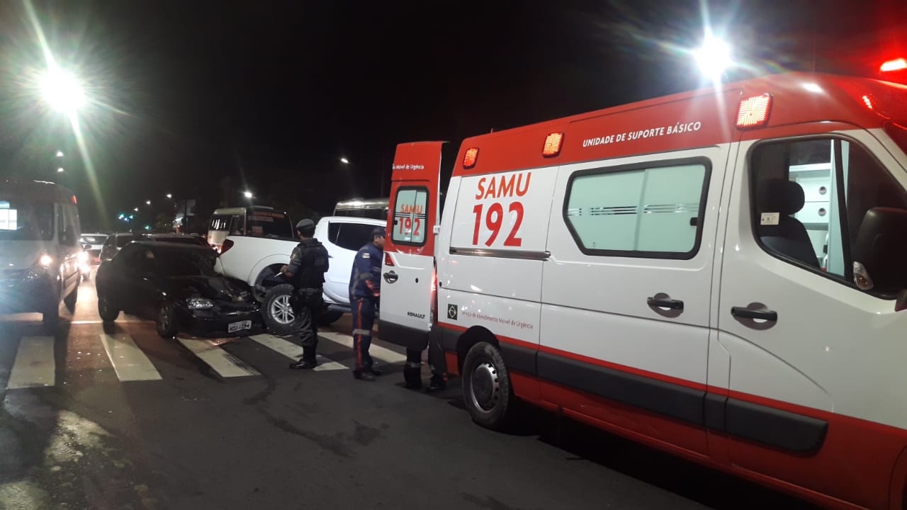 Mulher fica ferida após colisão entre veículos em avenida de Manaus
