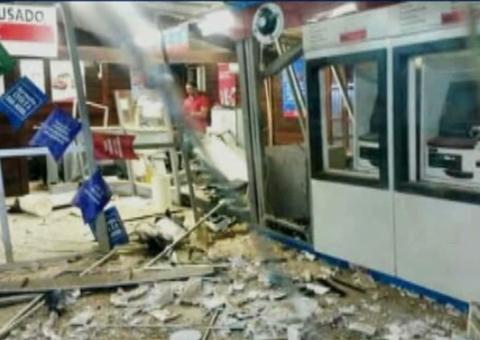 Ladrões bloqueiam pontes, atacam policiais e roubam banco