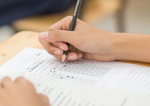 Candidato com graduação superior a exigida em concurso tem direito à posse no cargo a que concorreu