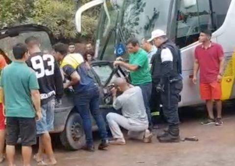 Cinco pessoas ficam feridas após carro e ônibus se chocarem de frente em estrada no Amazonas