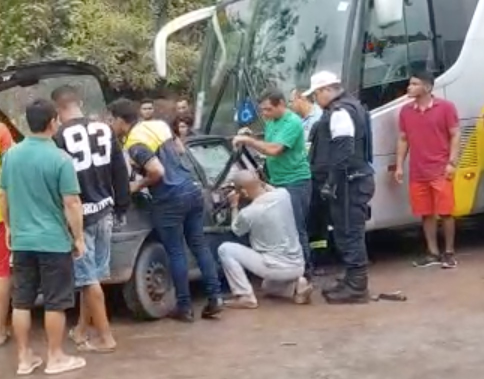 Cinco pessoas ficam feridas após carro e ônibus se chocarem de frente em estrada no Amazonas