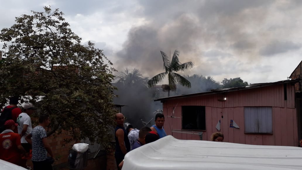 Incêndio consome casas e espalha pânico em bairro de Manaus