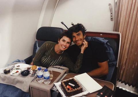 Débora Secco comemora 39 anos dentro de avião