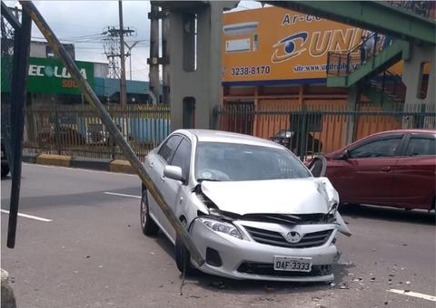 Motorista bate carro em avenida e trânsito fica caótico em Manaus